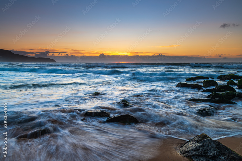 Obraz premium Sunrise seascape with light cloud, waves and rocks