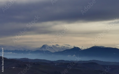 Tramonto sui monti innevati dell’Appennino con nuvole  © GjGj