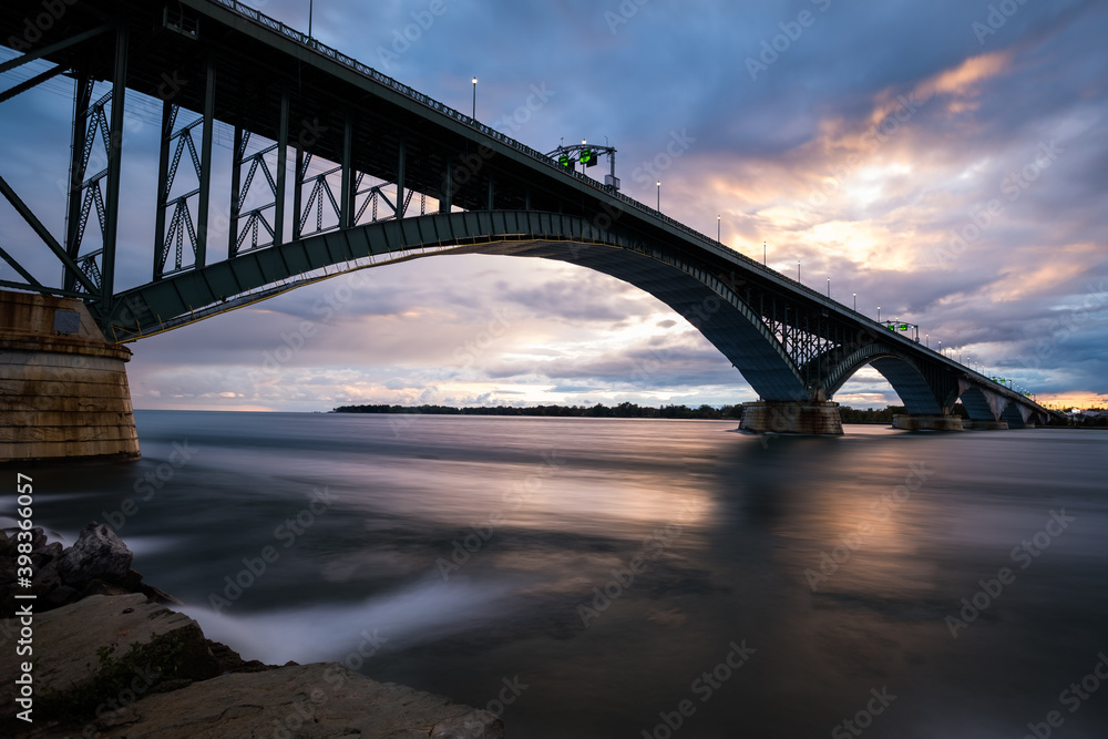Naklejka premium Peace Bridge