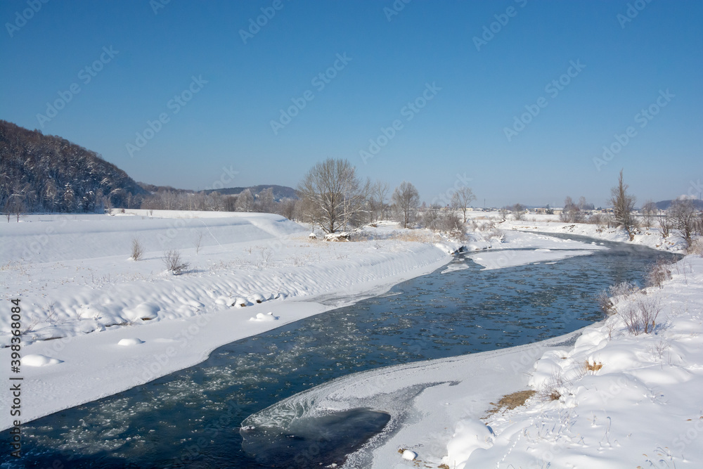 寒い冬の朝の川と青空
