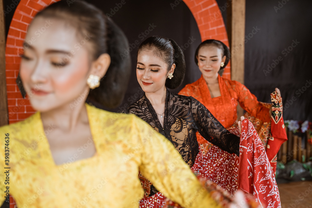 Obraz premium portrait of three young women presenting traditional Javanese dance movements