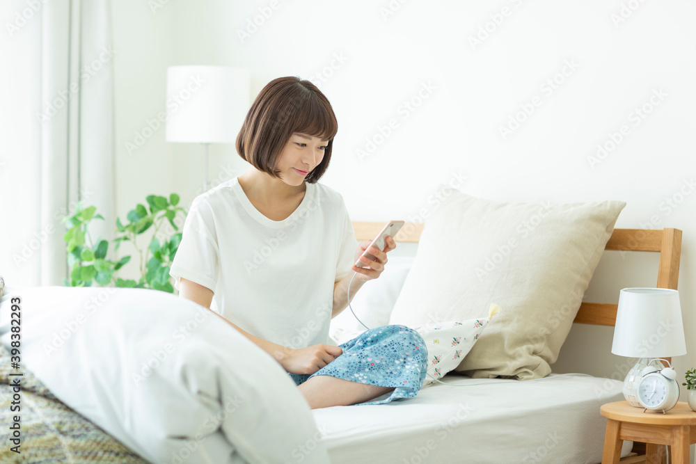 若い女性 スマホ 若い女性 スマホ