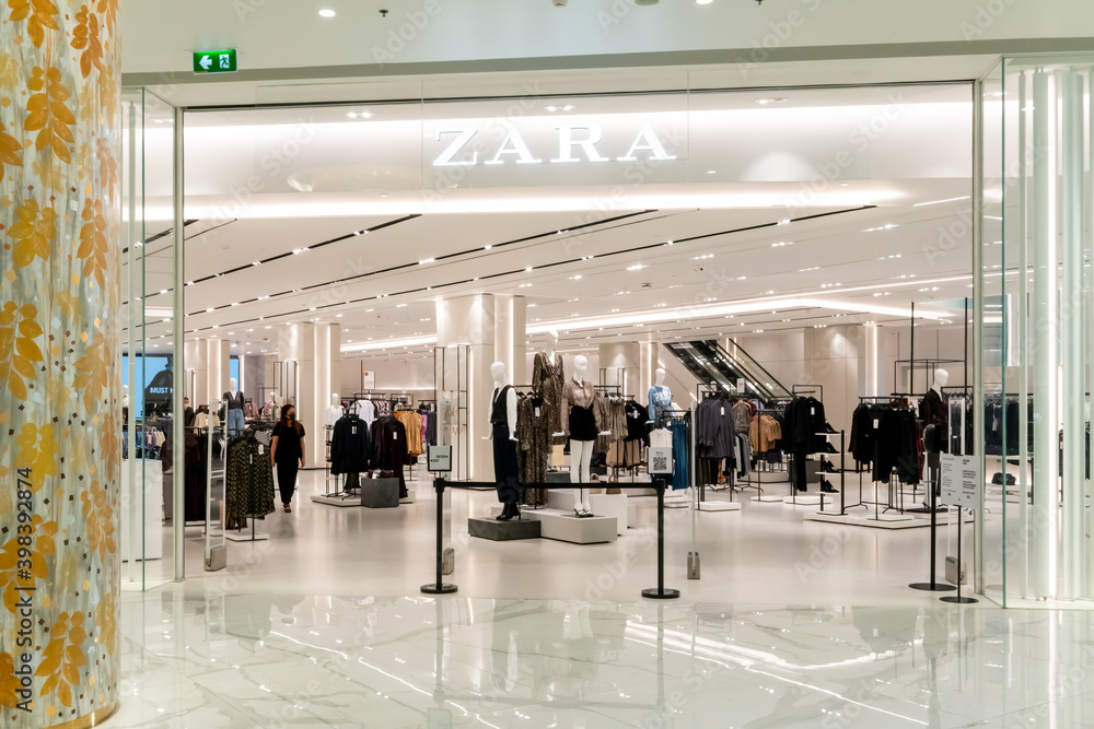 Zara shop at Saim Paragon Bangkok, Thailand, Nov 28, 2020 : Zara window  display. Luxury and fashionable clothing and bag shop in white decoration.  Photos | Adobe Stock