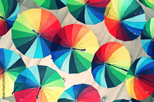 Paraguas con los colores del arcoiris usados para decoración. Paraguas al aire libre, colgados en el pasaje de la victoria de Bucarest, Rumanía.