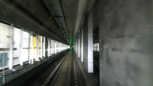 Subway effect 7-subway arriving at the station at normal speed