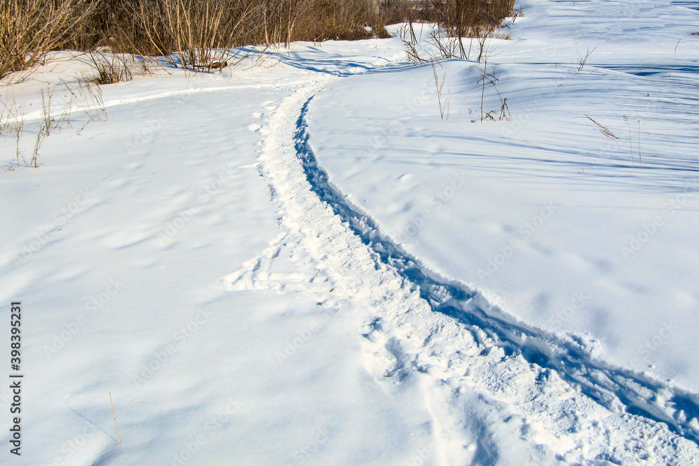 Obraz premium Shadows on the snowy surface