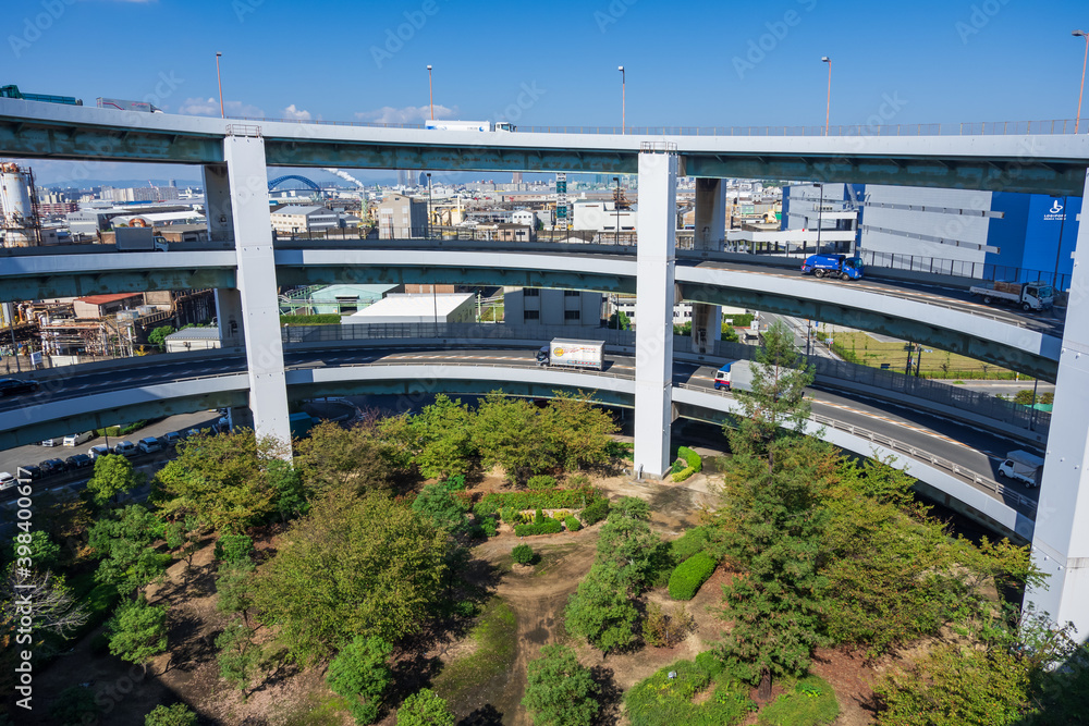 Fototapeta premium 三重ループの高架道路とその中に広がる公園
