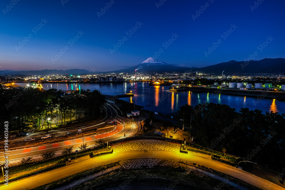 静岡県富士市の工場と富士山の夜景