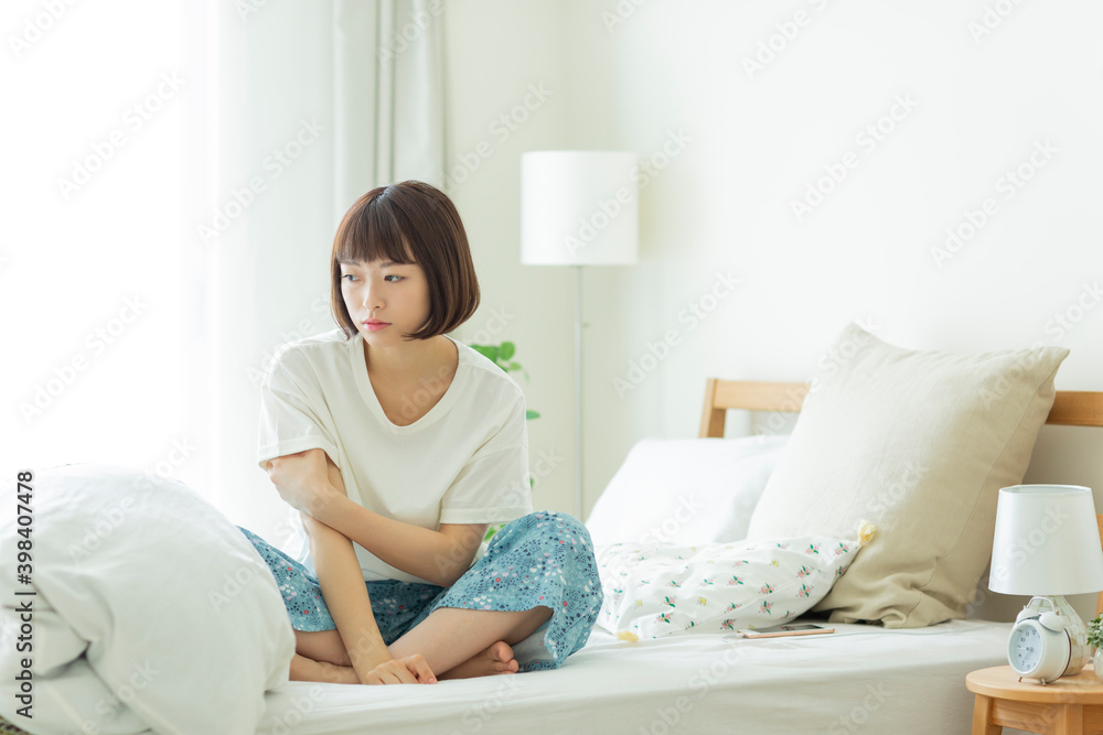 若い女性 起床 若い女性 起床