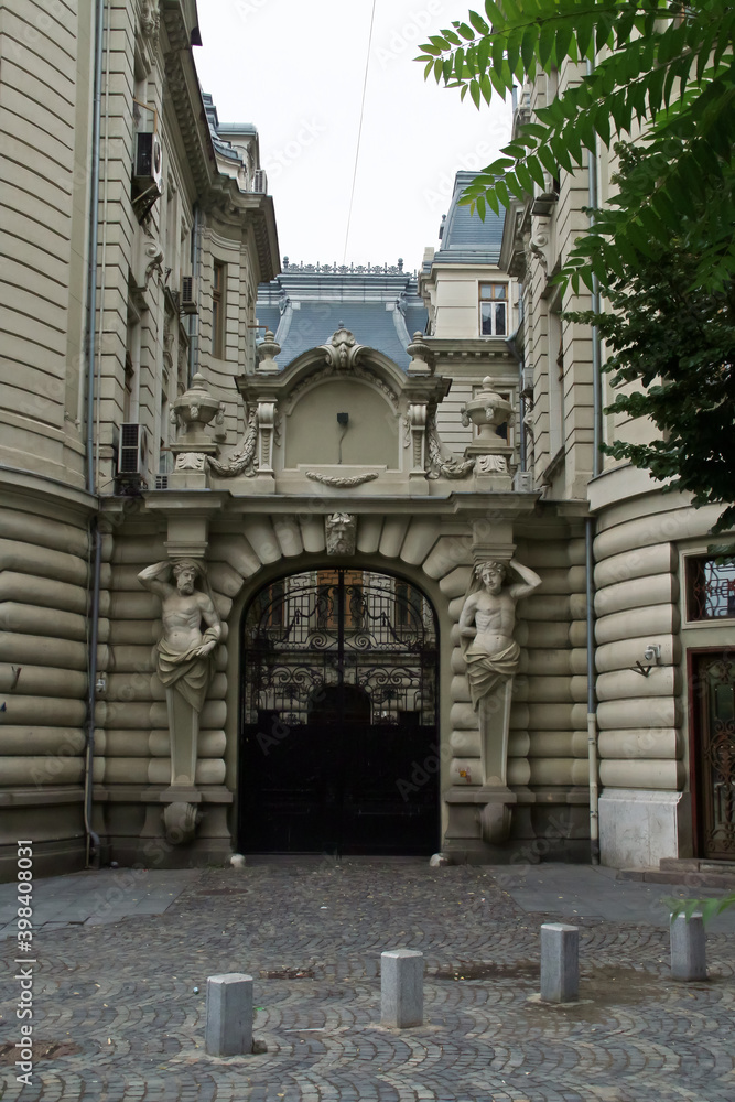 Puerta secundaria del edificio del Banco Comercial de Rumanía en Bucarest, Rumanía. Esculturas y relieves del bonito edificio sede principal del banco en el centro de la capital.