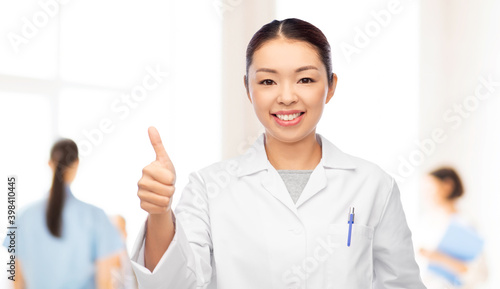 Fotografia medicine, profession and healthcare concept - happy smiling asian female doctor