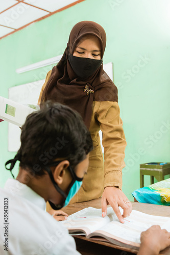 a portrait of teacher teaching activities in pandemic situation using health masks