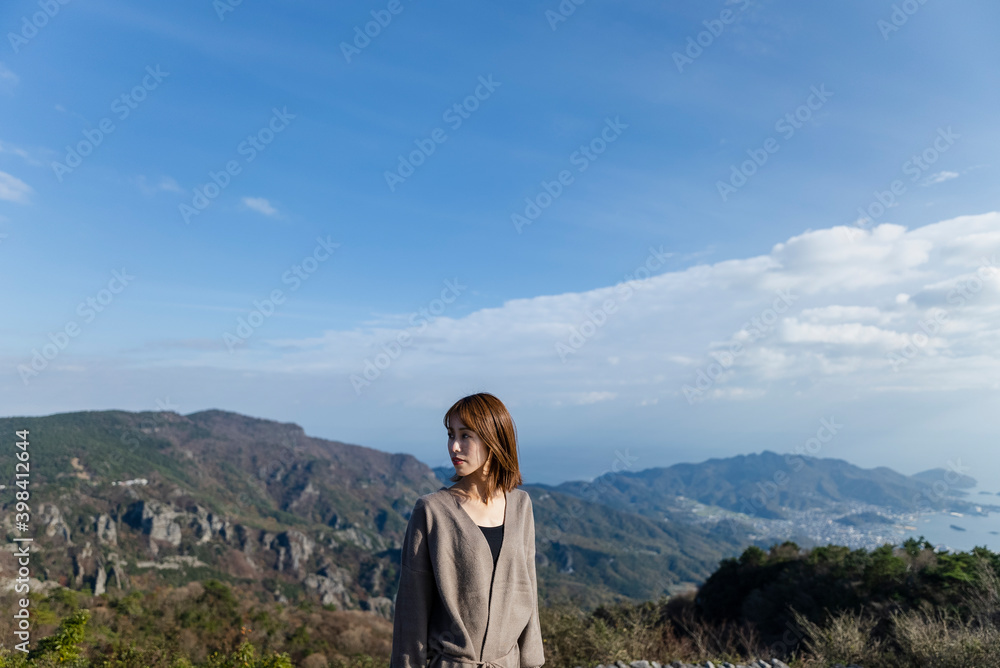 Naklejka premium 自然の中にいる女性