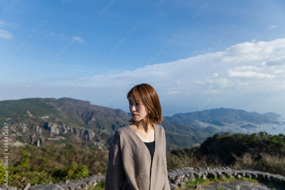 Naklejka premium 自然の中にいる女性