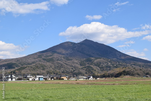 筑波山 ／ 日本百名山、日本百景、関東の富士見百景、日本の地質百選に選定されている、標高877mの筑波山です。男体山と女体山の２つの峰を持ち、古くから信仰の山として栄えてきました。