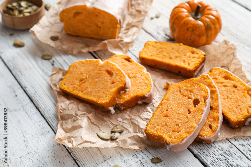 Naklejka premium Tasty pumpkin pie on table