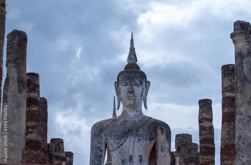 Fototapeta premium buddha statue in Sukhothai historical park thailand