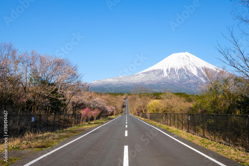 道と富士山 © Kazu8