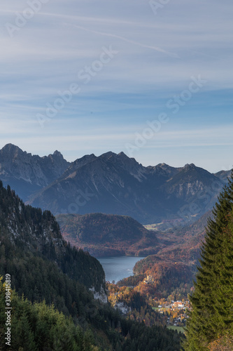 Berge, See und Schloss im Herbst