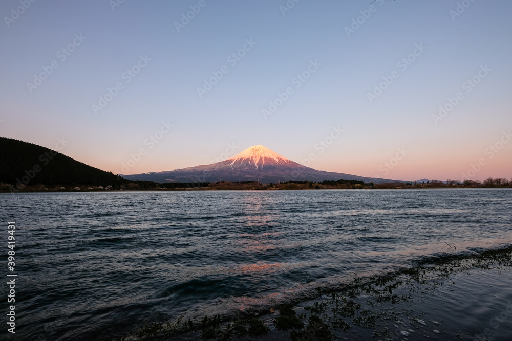 静岡県の田貫湖と富士山