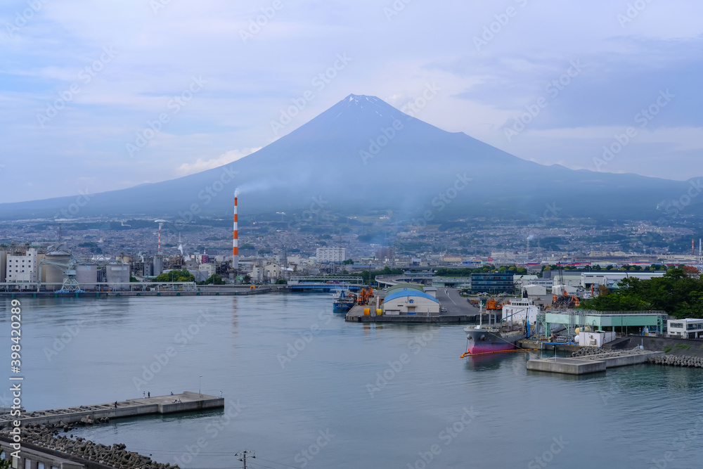 静岡県富士市の工場と富士山