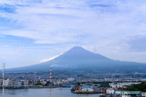 静岡県富士市の工場と富士山 © Kazu8