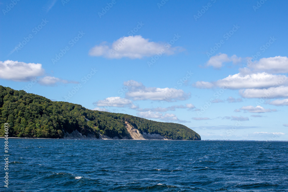 Ostsee Kreidefelsen auf Rügen vom Meer mit blauem Himmel und Wolken Ostsee Kreidefelsen auf Rügen vom Meer mit blauem Himmel und Wolken