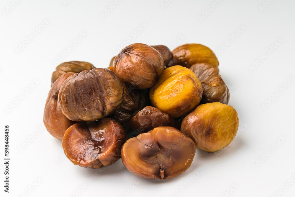 Fototapeta premium Roasted chestnuts on a white background