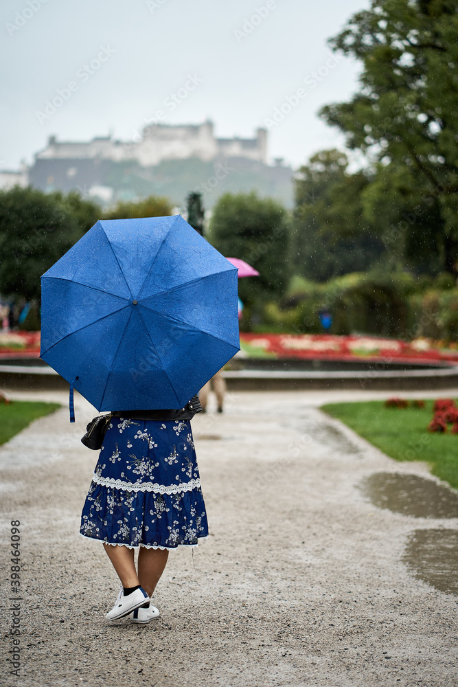 Obraz premium The castle Hohensalzburg seen from the Mirabellen garden in Salzburg, Austria on a rainy day