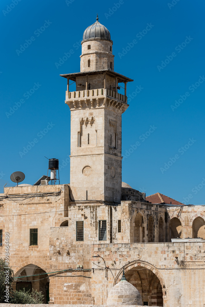  Bab al-Silsila minaret next to the Golden Dome of the Rock, in an Islamic shrine located on the Temple Mount in the Old City of Jerusalem.
