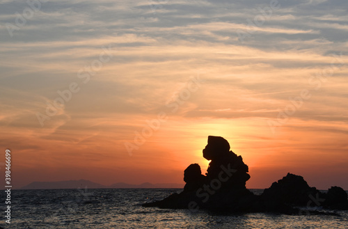 美しい西方海岸の人形岩と夕日