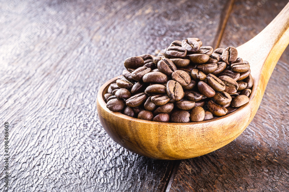 natural wooden shell with coffee beans, space for text, copy space. Export type coffee, selected for espresso or cappuccino. natural wooden shell with coffee beans, space for text, copy space. Export type coffee, selected for espresso or cappuccino.