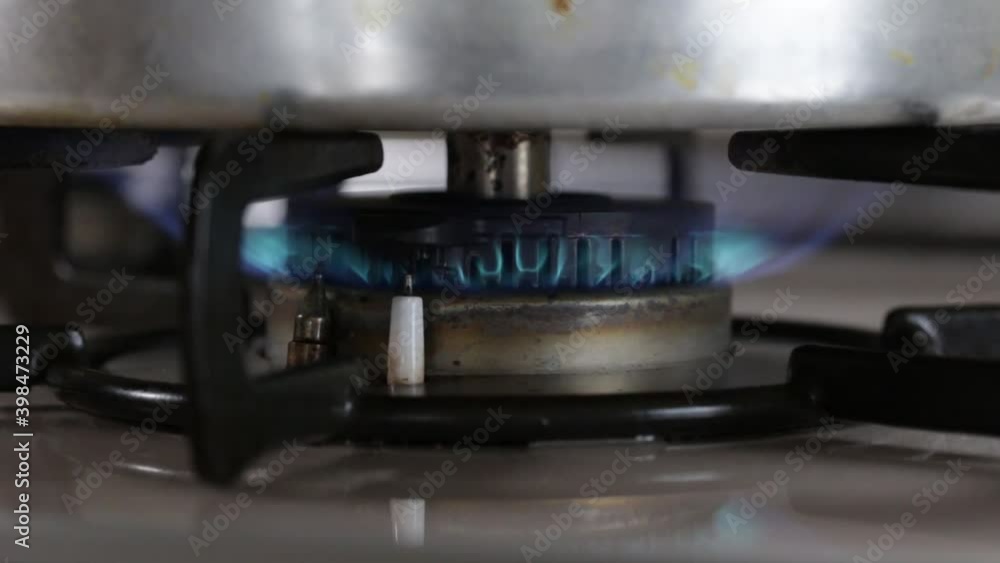 Ignite the gas stove Ignite the gas stove