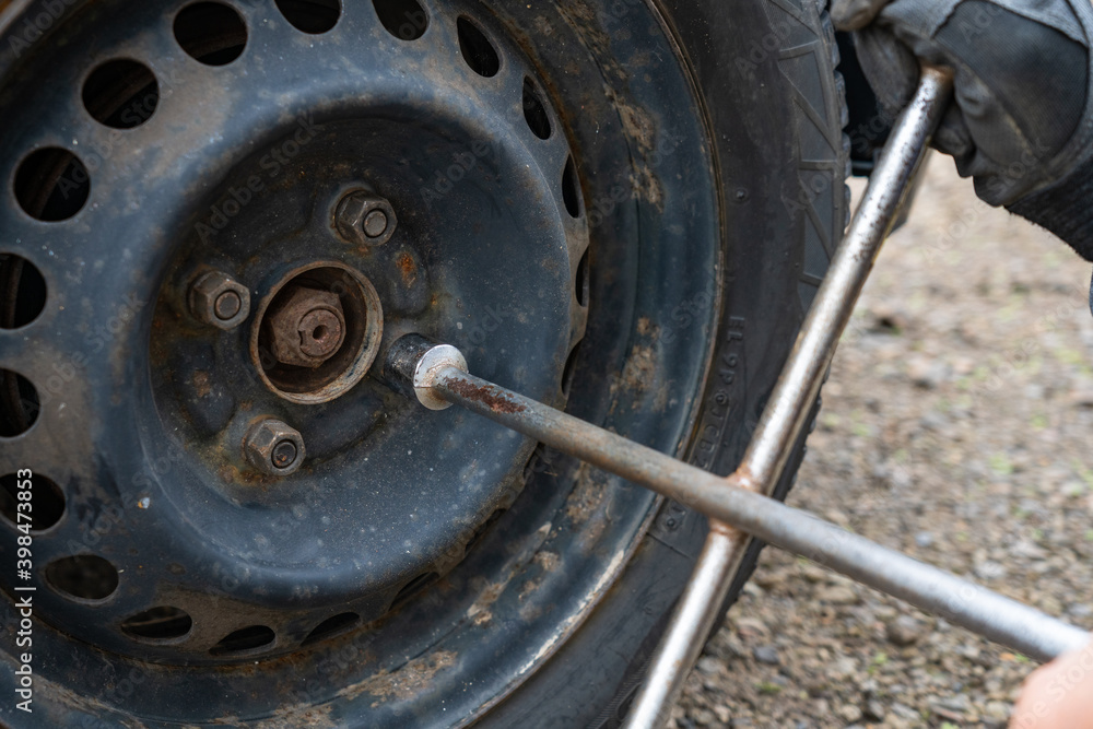 Vehicle tire repair and replacement equipment. Seasonal tire change.
