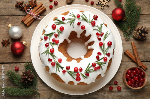 Valokuva Flat lay composition with traditional Christmas cake and decorations on wooden t