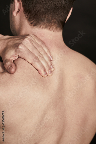 Mann mit Rückenschmerzen / Nackenschmerzen