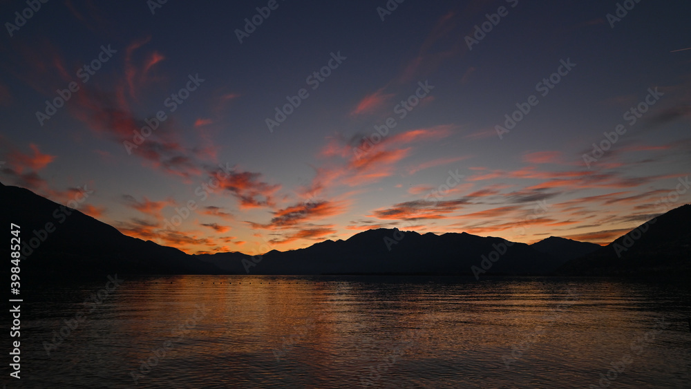 Suggestivo tramonto sul lago in autunno, con nuvole colorate di rosa, rosso e arancione. Immagine molto bella. Suggestivo tramonto sul lago in autunno, con nuvole colorate di rosa, rosso e arancione. Immagine molto bella.