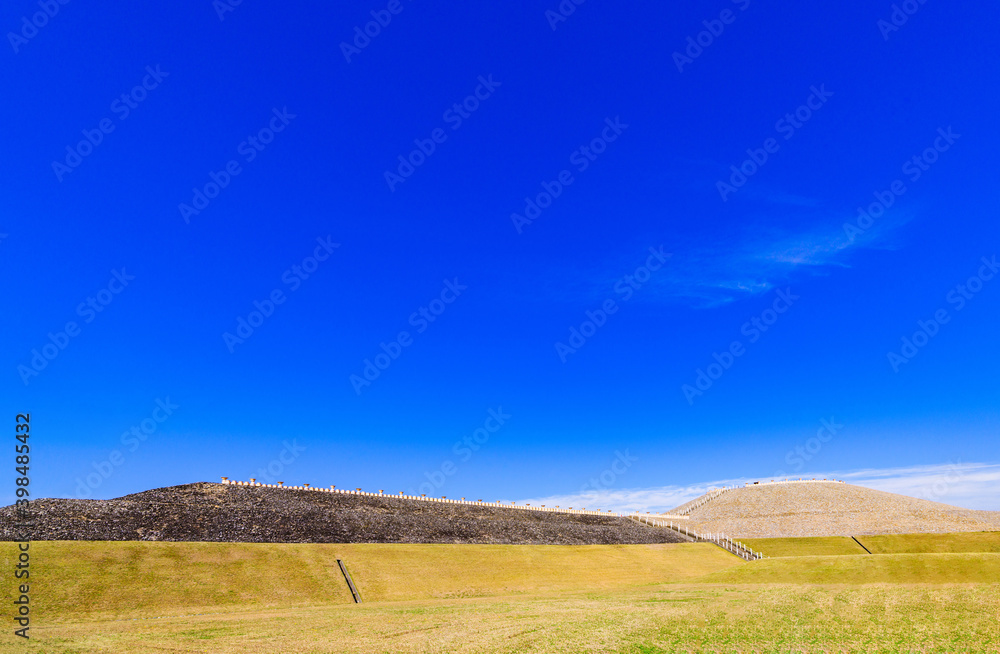Fototapeta premium 五色塚古墳 兵庫県 神戸市 （＊被写体の敷地外から外観を撮影しています）