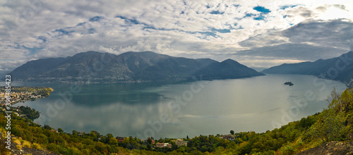 Panorama visto dall alto con sguardo verso il lago  nei colori autunnali. Molto bello