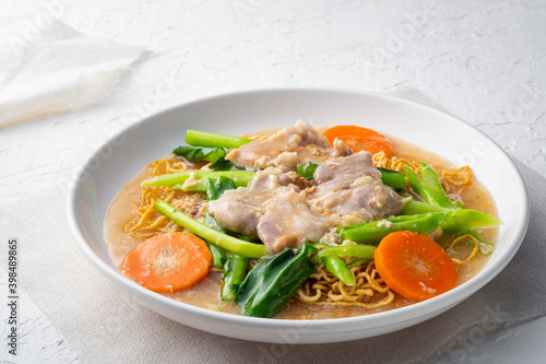 Crispy egg noodles with pork in Thick Gravy sauce.