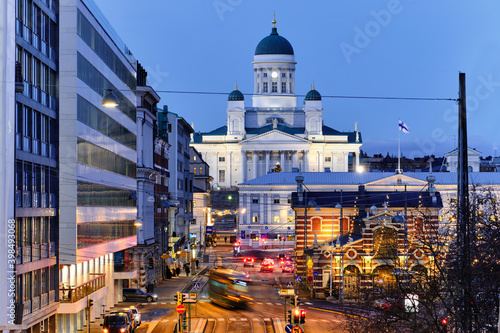 Obraz na płótnie View of Helsinki Cathedral. The most famous landmark of Helsinki. The night cityscape. Streets decorated for Christmas. w salonie