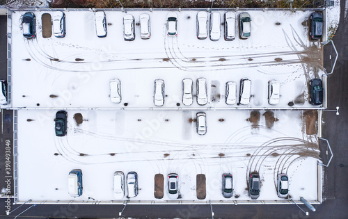 Obraz na płótnie Aerial view of the car parking during the first snowfall this winter. w salonie