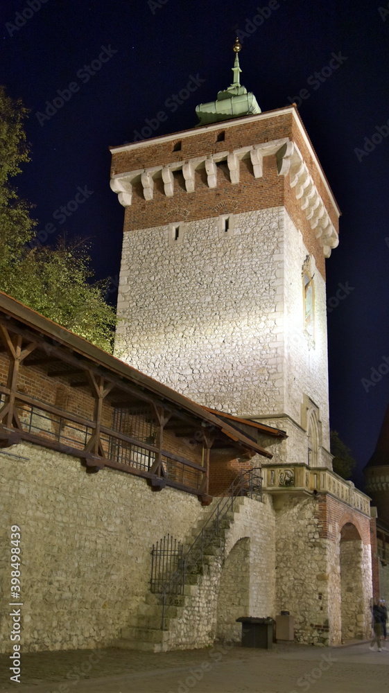 Fototapeta premium Kraków miasto w Polsce wpisane na listęUnesco. Nocny spacer po ulicach polskiej stolicy turystyki.