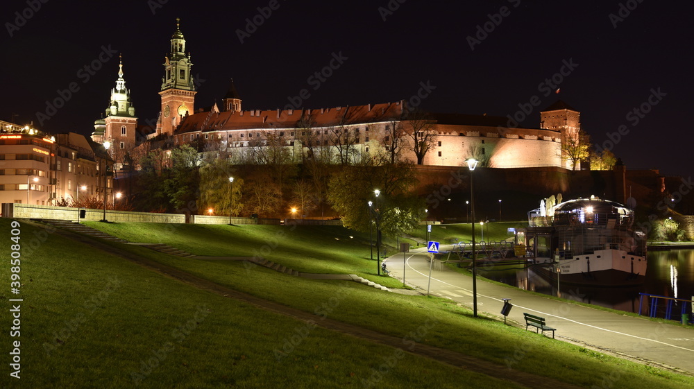 Obraz premium Kraków miasto w Polsce wpisane na listęUnesco. Nocny spacer po ulicach polskiej stolicy turystyki.