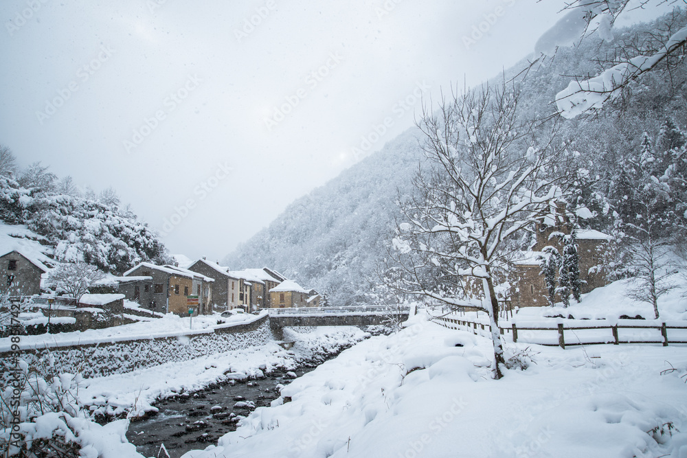 Salau village pyrénéen sous la neige
