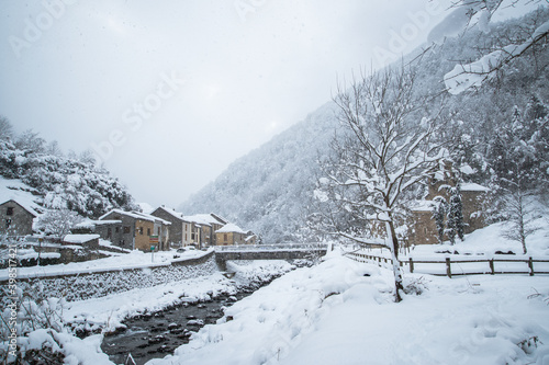 Salau village pyrénéen sous la neige
