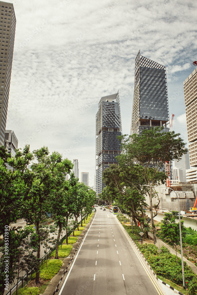 Obraz premium Highway through Singapore, empty road, on a bright, cloudy day