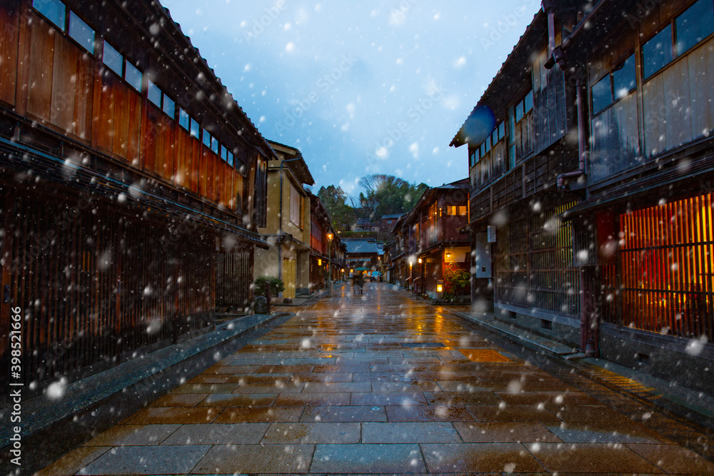 金沢市　雪のひがし茶屋街