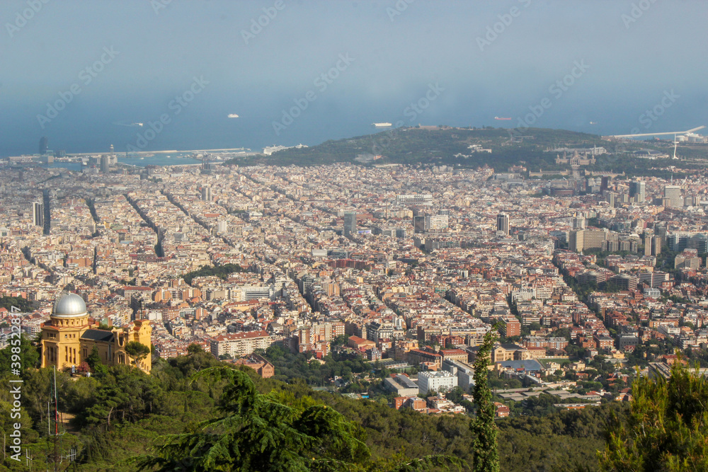 Panorámica de la parte sur de la ciudad de Barcelona desde el monte Tibidabo. España