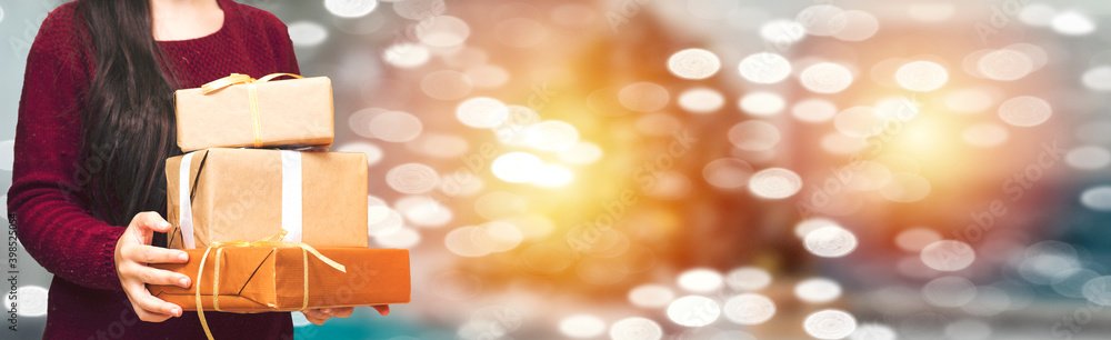 Fototapeta premium Holding Gift with bokeh background. coronavirus and christmas concept